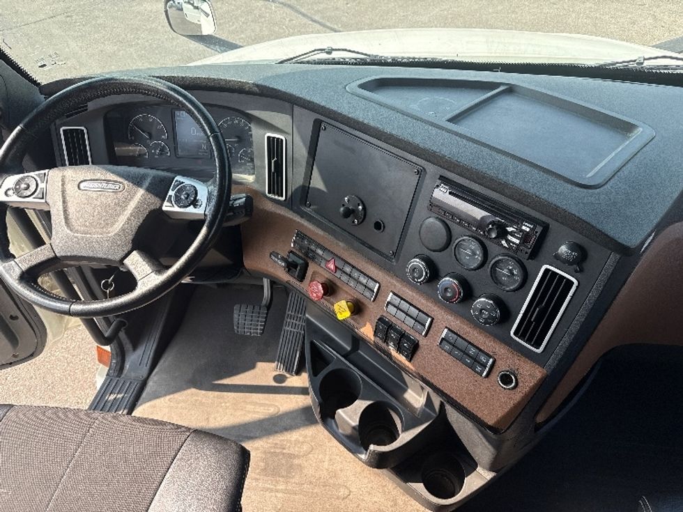 Sleeper Tractor-Heavy Duty Tractors-Freightliner-2020-T12664ST-Romulus-MI-356,840\n\t\tmiles-$ 70,750 - Image 12