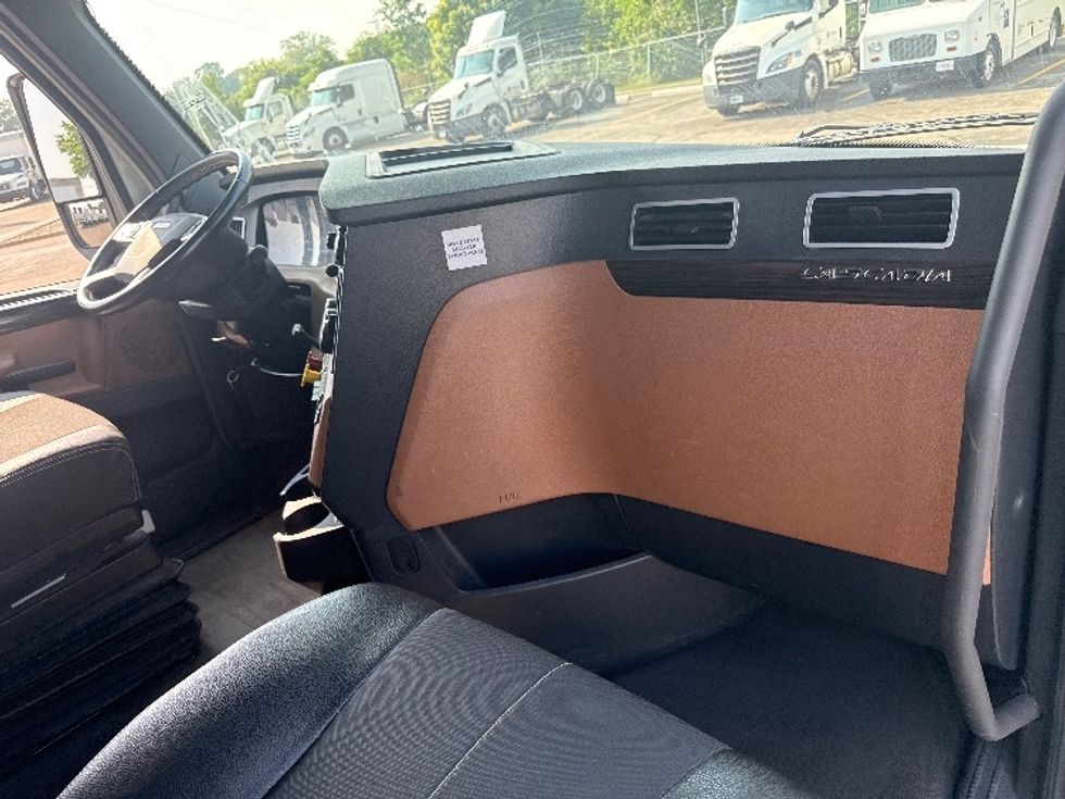 Sleeper Tractor-Heavy Duty Tractors-Freightliner-2020-T12664ST-Romulus-MI-356,840\n\t\tmiles-$ 70,750 - Image 14