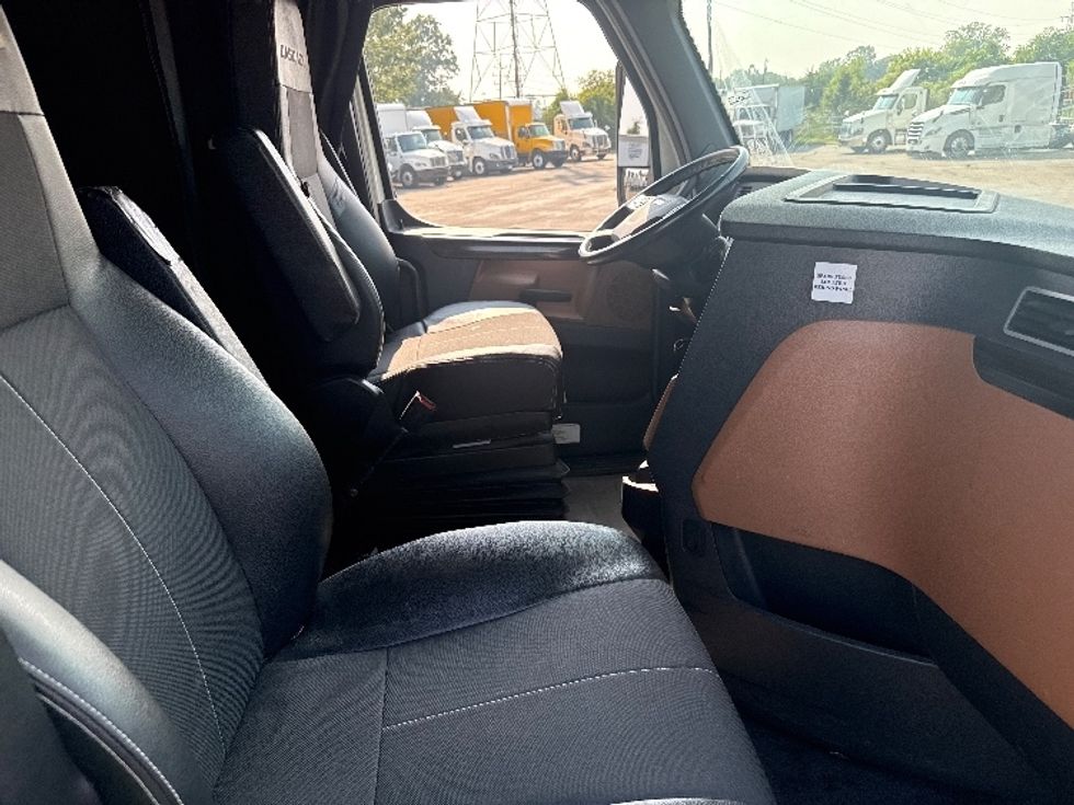 Sleeper Tractor-Heavy Duty Tractors-Freightliner-2020-T12664ST-Romulus-MI-356,840\n\t\tmiles-$ 70,750 - Image 15