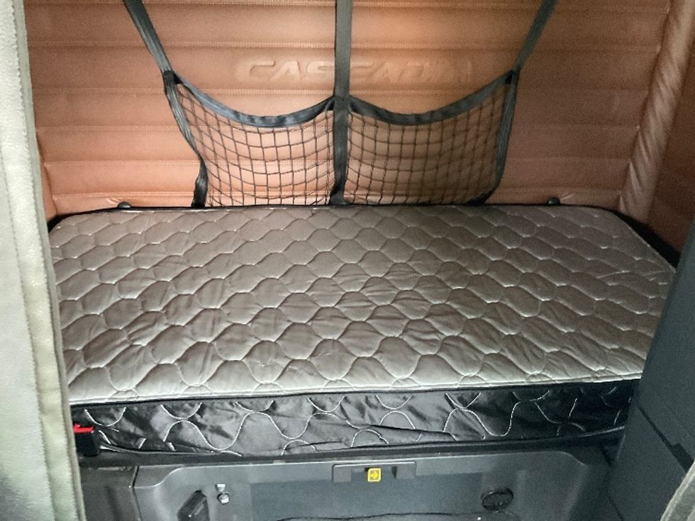 Sleeper Tractor-Heavy Duty Tractors-Freightliner-2020-T12664ST-Romulus-MI-356,840\n\t\tmiles-$ 70,750 - Image 16