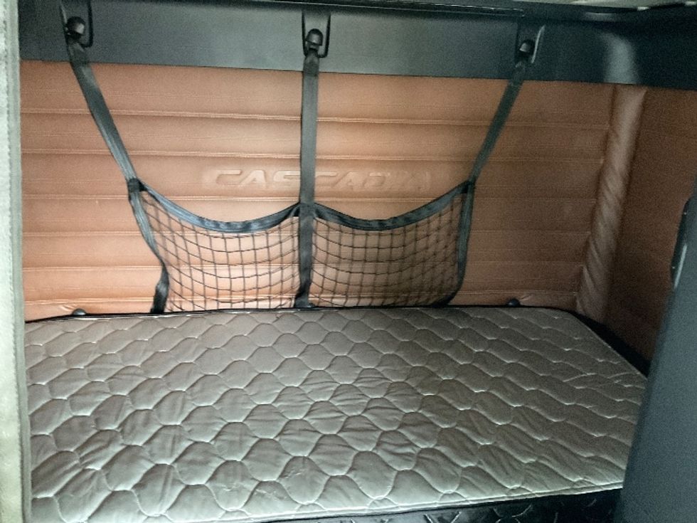 Sleeper Tractor-Heavy Duty Tractors-Freightliner-2020-T12664ST-Romulus-MI-356,840\n\t\tmiles-$ 70,750 - Image 17