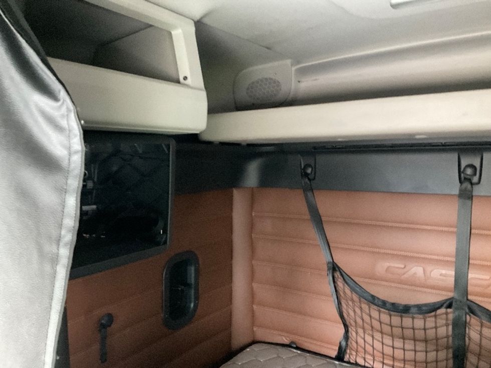 Sleeper Tractor-Heavy Duty Tractors-Freightliner-2020-T12664ST-Romulus-MI-356,840\n\t\tmiles-$ 70,750 - Image 18