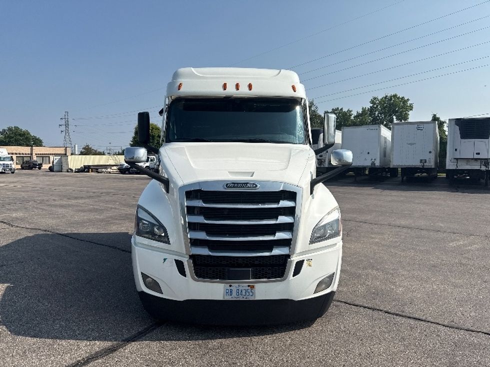 2020 Freightliner Cascadia 126" Sleeper Cab photo 2