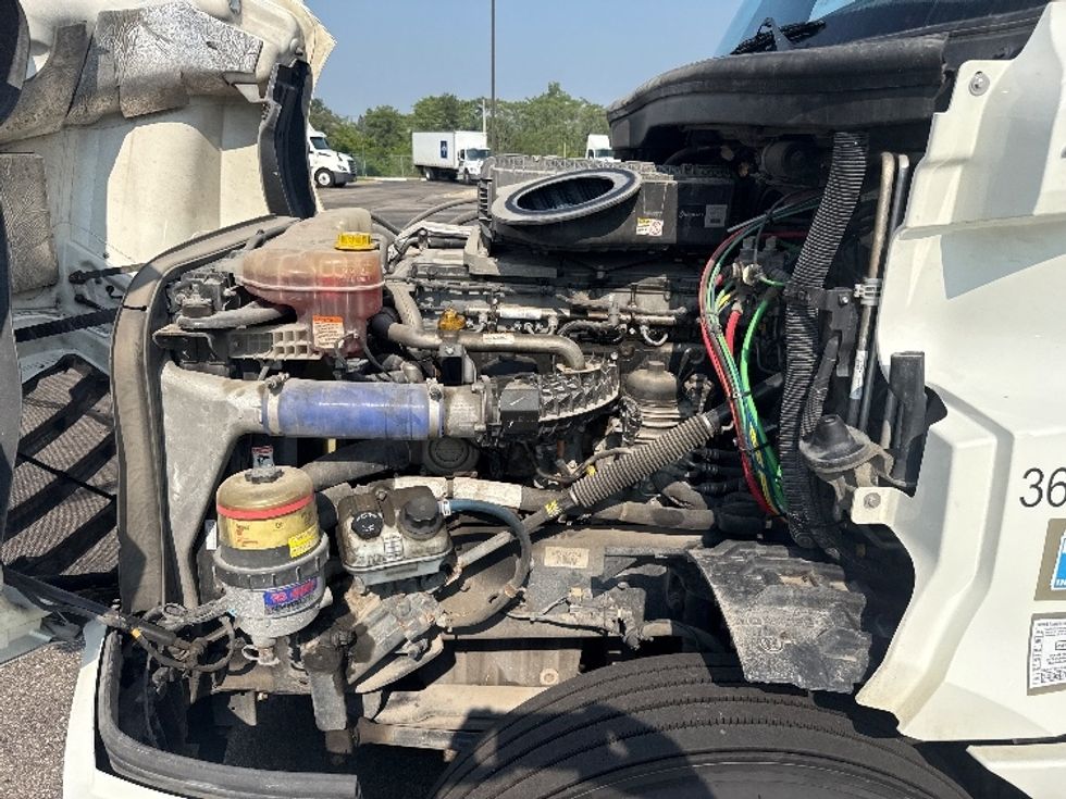 Sleeper Tractor-Heavy Duty Tractors-Freightliner-2020-T12664ST-Romulus-MI-356,840\n\t\tmiles-$ 70,750 - Image 21