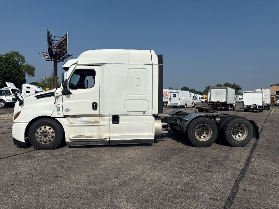 2020 Freightliner Cascadia 126" Sleeper Cab photo 4