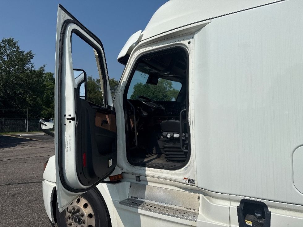 Sleeper Tractor-Heavy Duty Tractors-Freightliner-2020-T12664ST-Romulus-MI-356,840\n\t\tmiles-$ 70,750 - Image 9