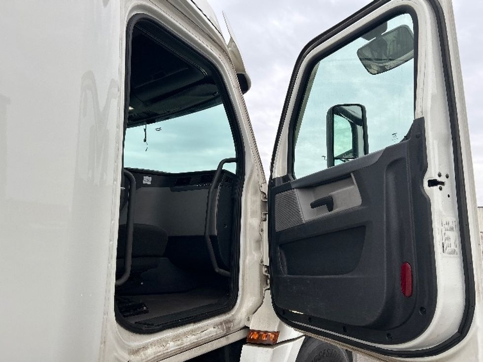 Sleeper Tractor-Heavy Duty Tractors-Freightliner-2020-T12664ST-Rothschild-WI-588,188\n\t\tmiles-$ 49,000 - Image 13