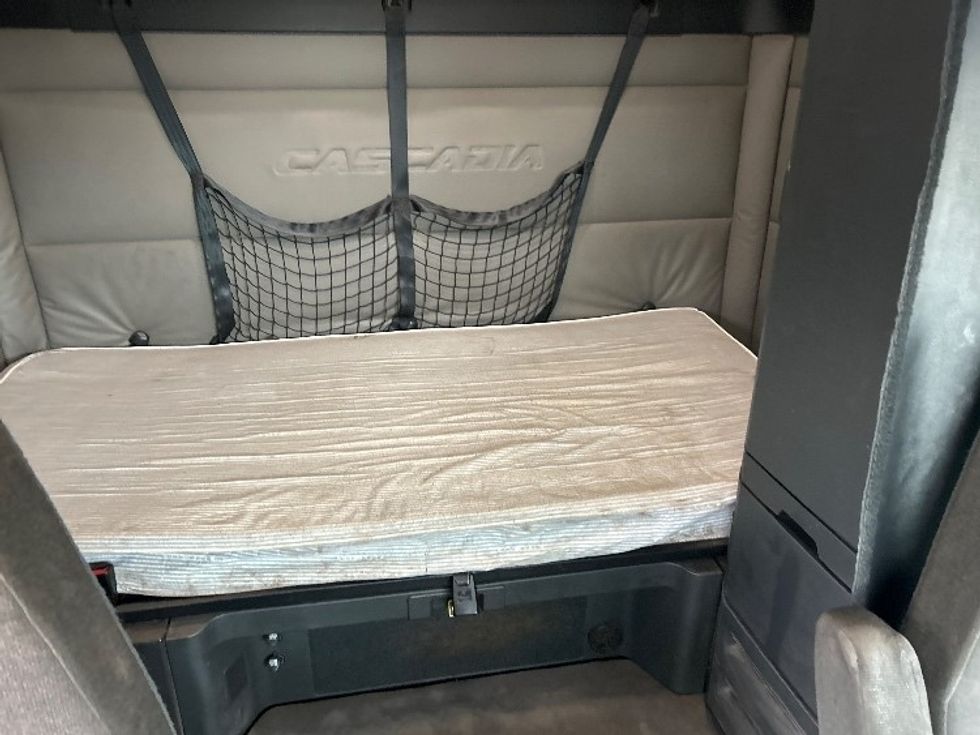 Sleeper Tractor-Heavy Duty Tractors-Freightliner-2020-T12664ST-Rothschild-WI-588,188\n\t\tmiles-$ 49,000 - Image 16