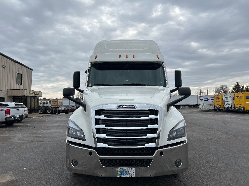 Sleeper Tractor-Heavy Duty Tractors-Freightliner-2020-T12664ST-Rothschild-WI-588,188\n\t\tmiles-$ 49,000 - Image 2
