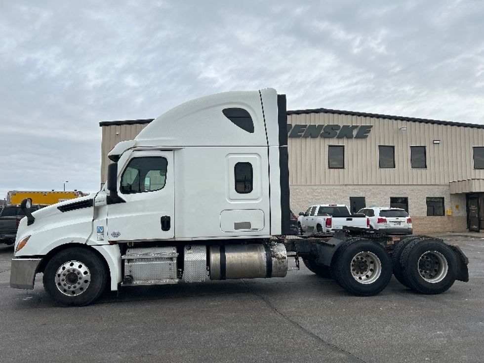 Sleeper Tractor-Heavy Duty Tractors-Freightliner-2020-T12664ST-Rothschild-WI-588,188\n\t\tmiles-$ 49,000 - Image 4