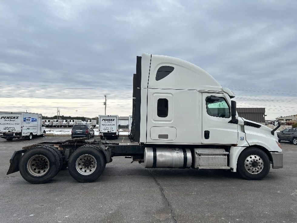 Sleeper Tractor-Heavy Duty Tractors-Freightliner-2020-T12664ST-Rothschild-WI-588,188\n\t\tmiles-$ 49,000 - Image 8