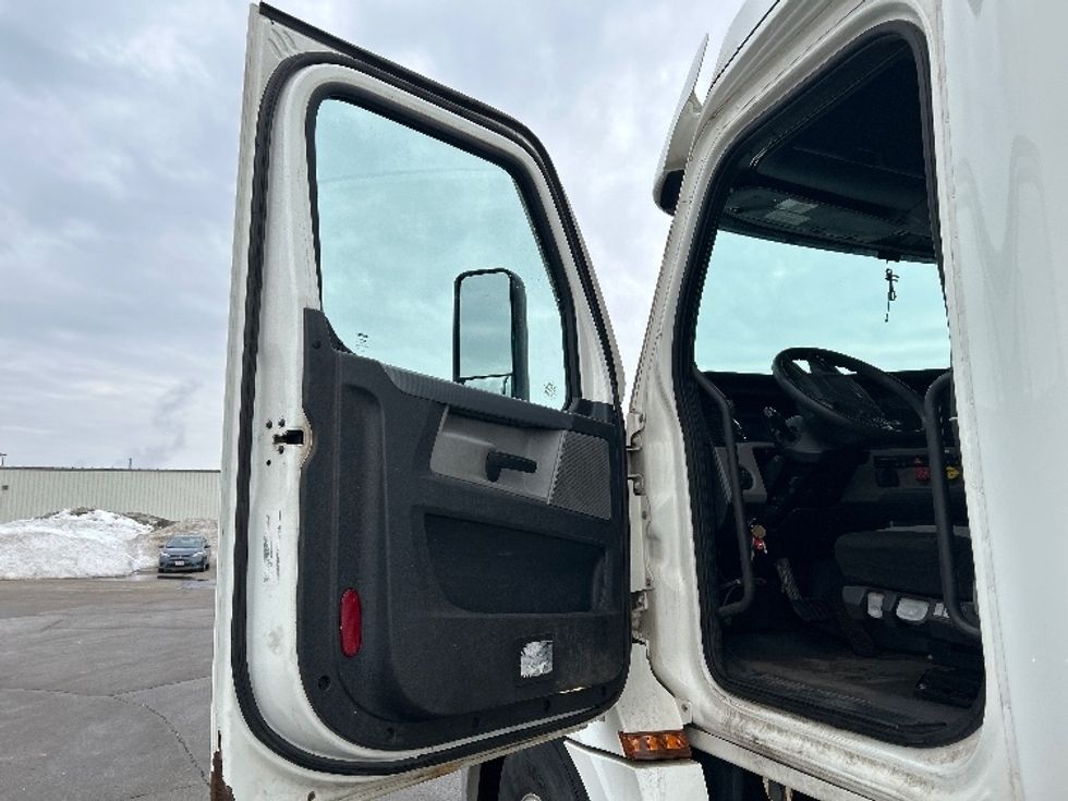 Sleeper Tractor-Heavy Duty Tractors-Freightliner-2020-T12664ST-Rothschild-WI-588,188\n\t\tmiles-$ 49,000 - Image 9