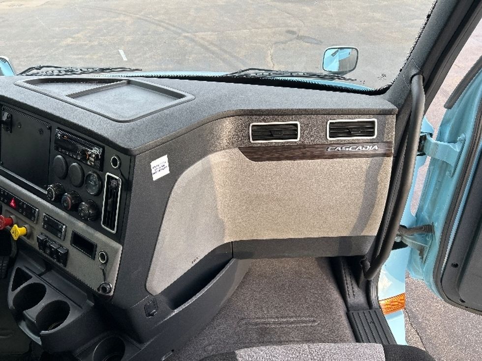 Sleeper Tractor-Heavy Duty Tractors-Freightliner-2020-T12664ST-Rothschild-WI-593,363\n\t\tmiles-$ 49,750 - Image 14