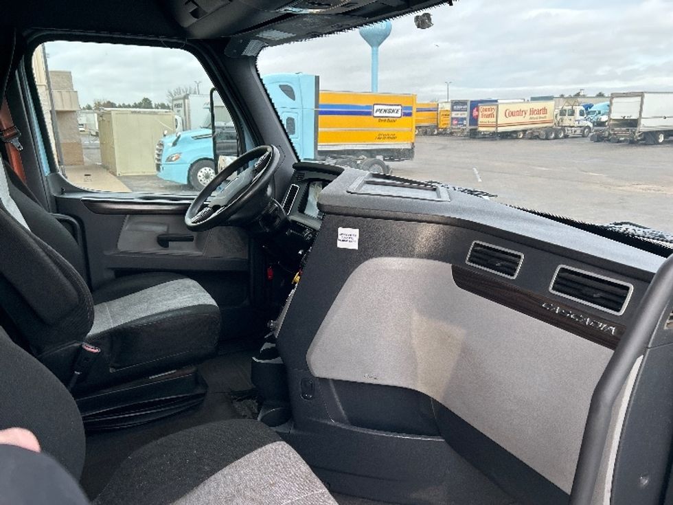 Sleeper Tractor-Heavy Duty Tractors-Freightliner-2020-T12664ST-Rothschild-WI-593,363\n\t\tmiles-$ 49,750 - Image 15