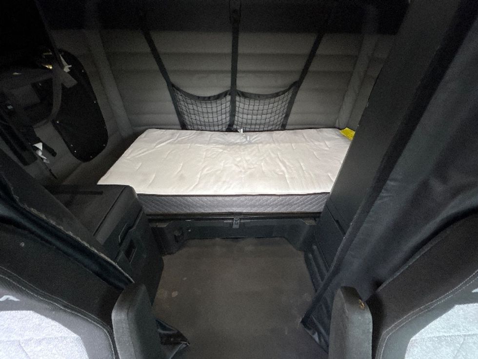 Sleeper Tractor-Heavy Duty Tractors-Freightliner-2020-T12664ST-Rothschild-WI-593,363\n\t\tmiles-$ 49,750 - Image 16