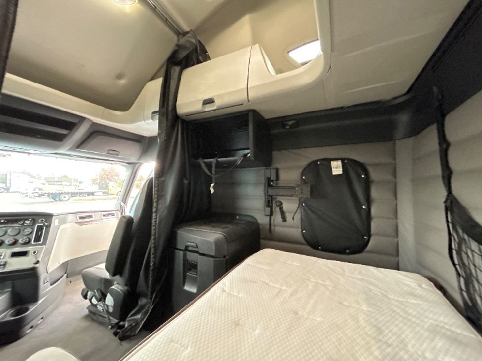 Sleeper Tractor-Heavy Duty Tractors-Freightliner-2020-T12664ST-Rothschild-WI-593,363\n\t\tmiles-$ 49,750 - Image 19