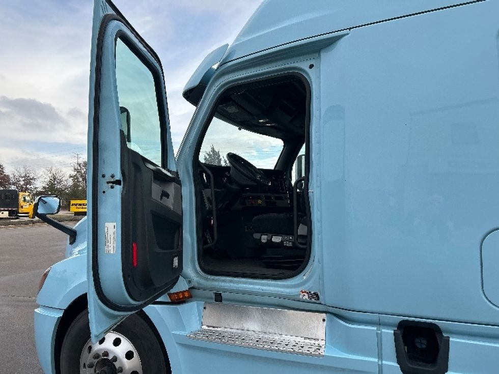 Sleeper Tractor-Heavy Duty Tractors-Freightliner-2020-T12664ST-Rothschild-WI-593,363\n\t\tmiles-$ 49,750 - Image 9