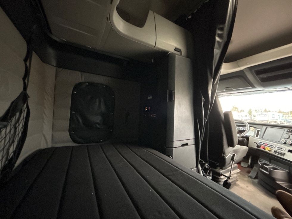 Sleeper Tractor-Heavy Duty Tractors-Freightliner-2020-T12664ST-Rothschild-WI-611,549\n\t\tmiles-$ 48,500 - Image 18