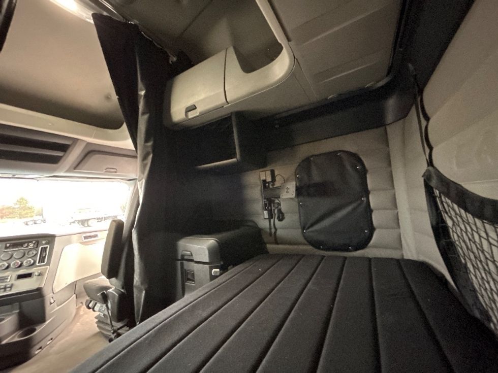 Sleeper Tractor-Heavy Duty Tractors-Freightliner-2020-T12664ST-Rothschild-WI-611,549\n\t\tmiles-$ 48,500 - Image 19