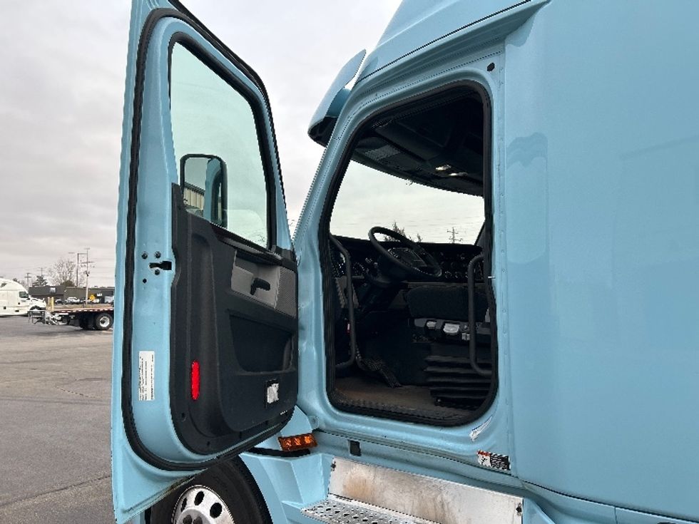 Sleeper Tractor-Heavy Duty Tractors-Freightliner-2020-T12664ST-Rothschild-WI-611,549\n\t\tmiles-$ 48,500 - Image 9