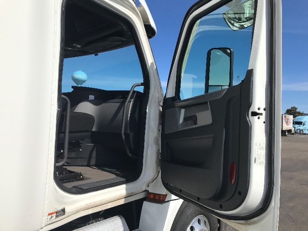 Sleeper Tractor-Heavy Duty Tractors-Freightliner-2020-T12664ST-Rothschild-WI-659,752\n\t\tmiles-$ 43,250 - Image 13