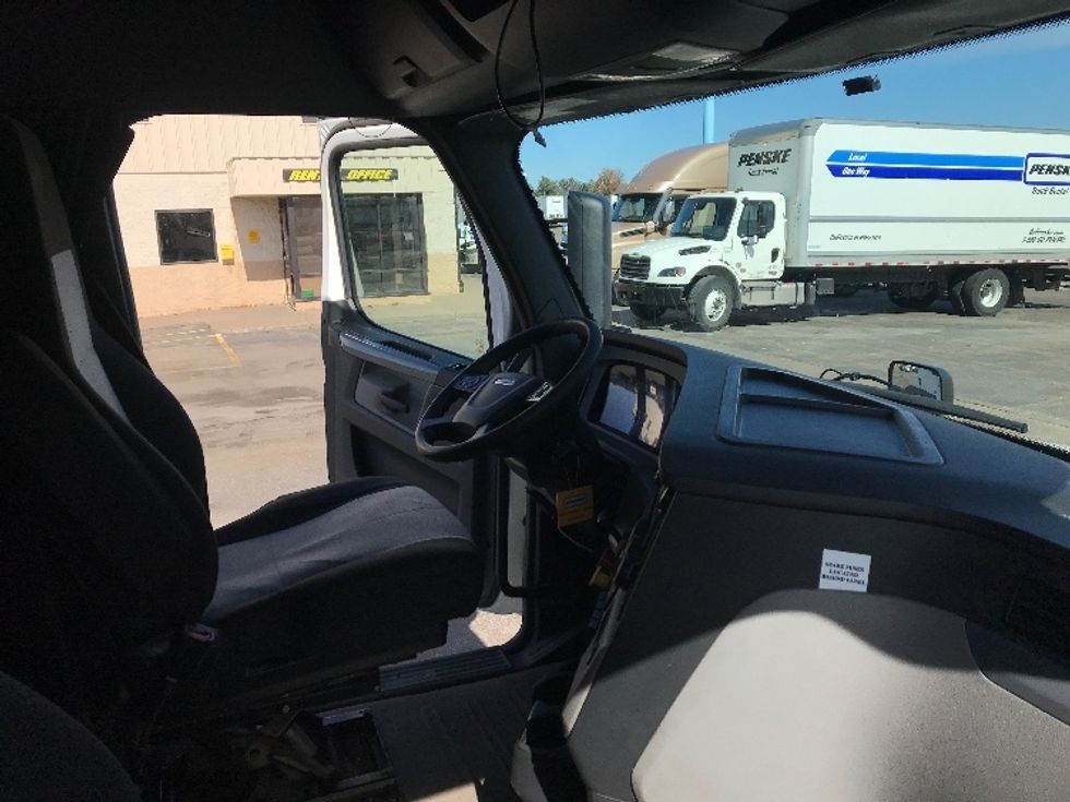 Sleeper Tractor-Heavy Duty Tractors-Freightliner-2020-T12664ST-Rothschild-WI-659,752\n\t\tmiles-$ 43,250 - Image 15