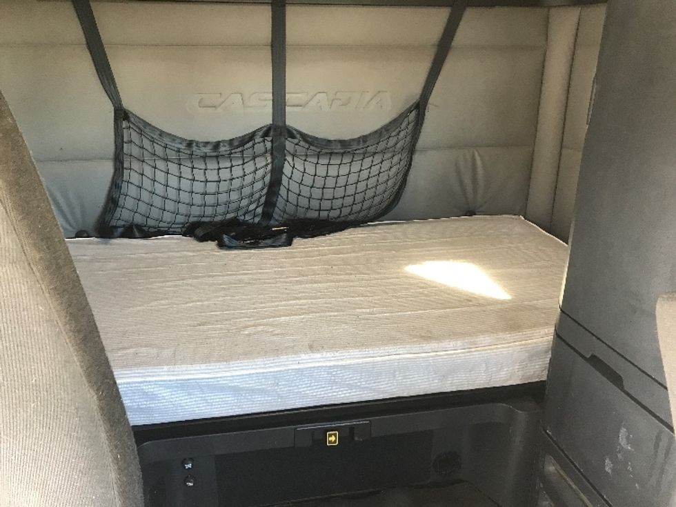 Sleeper Tractor-Heavy Duty Tractors-Freightliner-2020-T12664ST-Rothschild-WI-659,752\n\t\tmiles-$ 43,250 - Image 16
