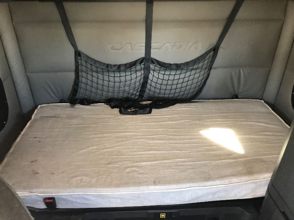 Sleeper Tractor-Heavy Duty Tractors-Freightliner-2020-T12664ST-Rothschild-WI-659,752\n\t\tmiles-$ 43,250 - Image 17