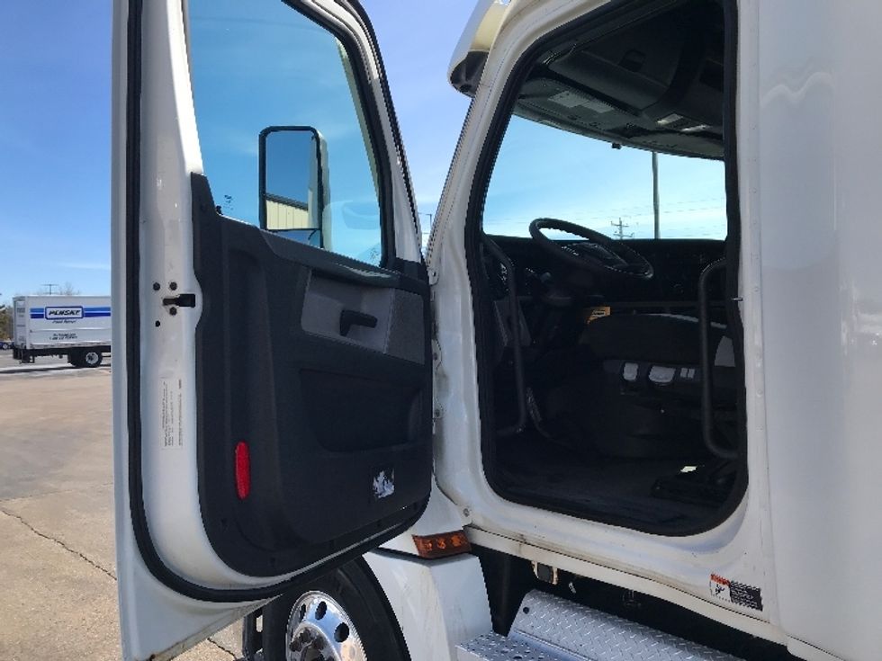 Sleeper Tractor-Heavy Duty Tractors-Freightliner-2020-T12664ST-Rothschild-WI-659,752\n\t\tmiles-$ 43,250 - Image 9