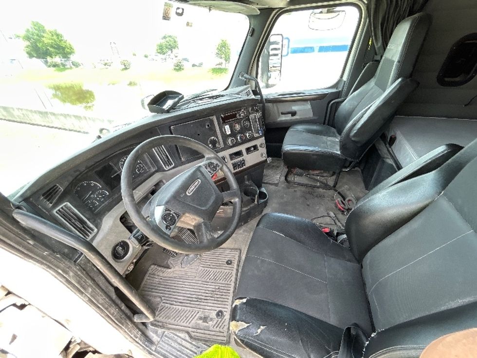 Sleeper Tractor-Heavy Duty Tractors-Freightliner-2020-T12664ST-Round Rock-TX-468,086\n\t\tmiles-$ 17,500 - Image 10