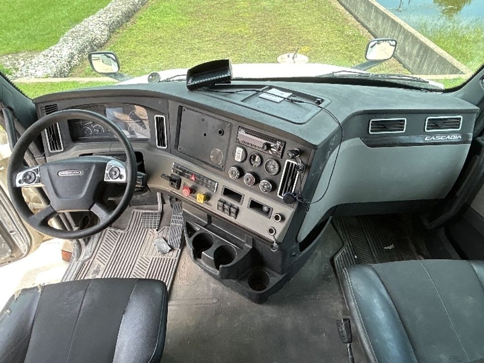 Sleeper Tractor-Heavy Duty Tractors-Freightliner-2020-T12664ST-Round Rock-TX-468,086\n\t\tmiles-$ 17,500 - Image 12