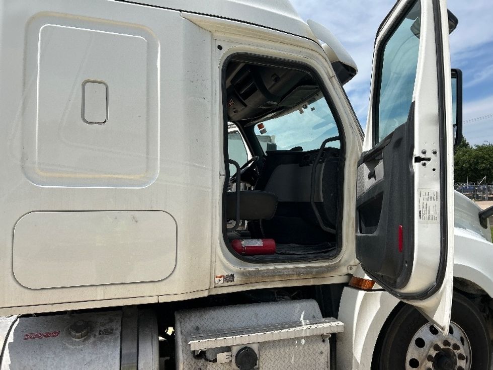 Sleeper Tractor-Heavy Duty Tractors-Freightliner-2020-T12664ST-Round Rock-TX-468,086\n\t\tmiles-$ 17,500 - Image 13