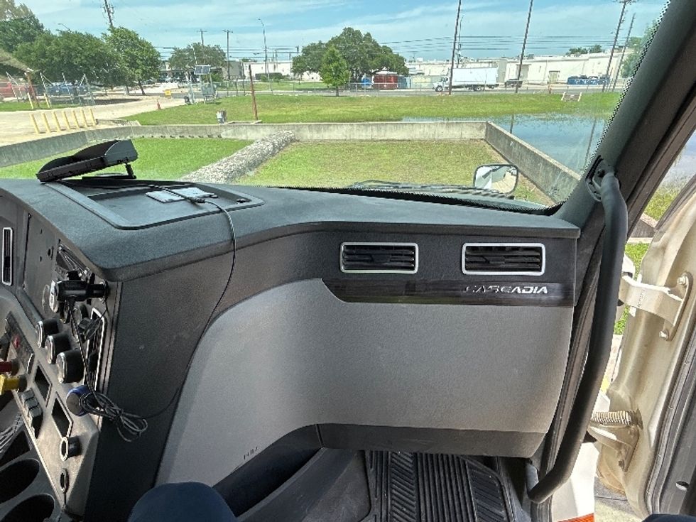 Sleeper Tractor-Heavy Duty Tractors-Freightliner-2020-T12664ST-Round Rock-TX-468,086\n\t\tmiles-$ 17,500 - Image 14