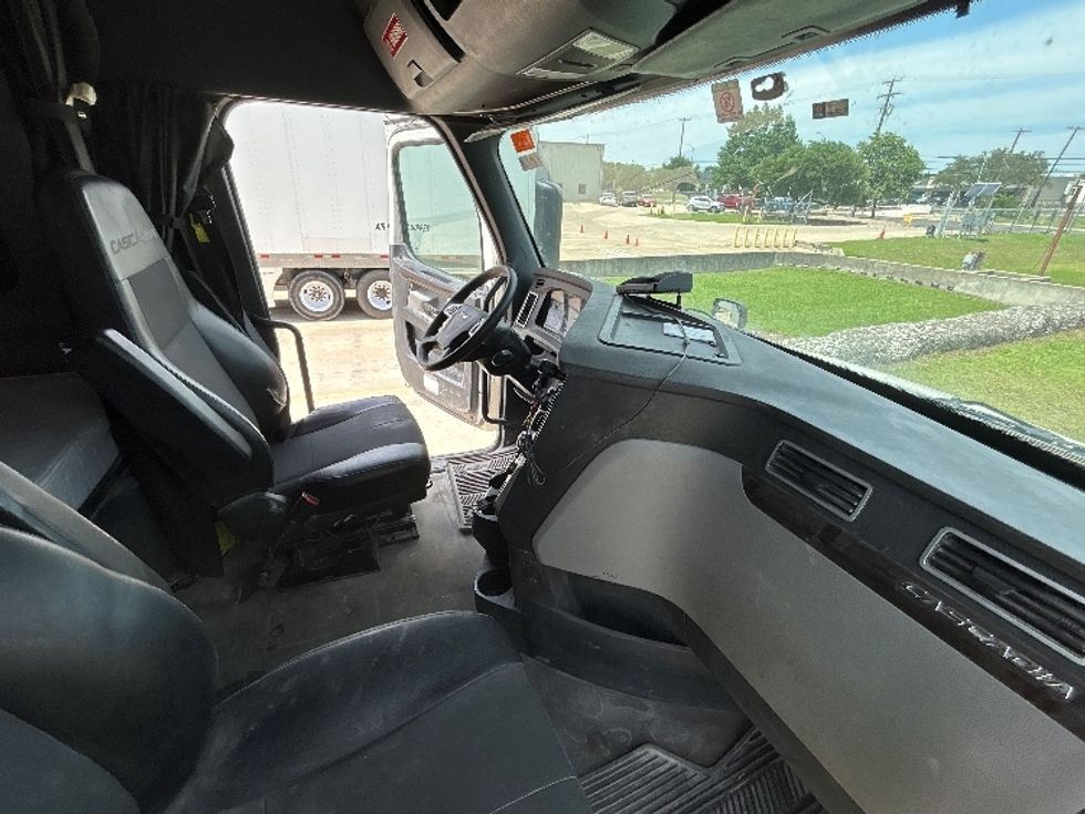Sleeper Tractor-Heavy Duty Tractors-Freightliner-2020-T12664ST-Round Rock-TX-468,086\n\t\tmiles-$ 17,500 - Image 15
