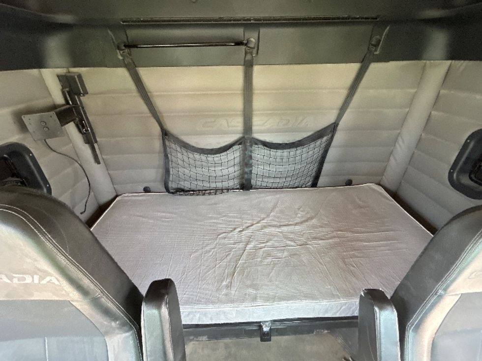 Sleeper Tractor-Heavy Duty Tractors-Freightliner-2020-T12664ST-Round Rock-TX-468,086\n\t\tmiles-$ 17,500 - Image 16