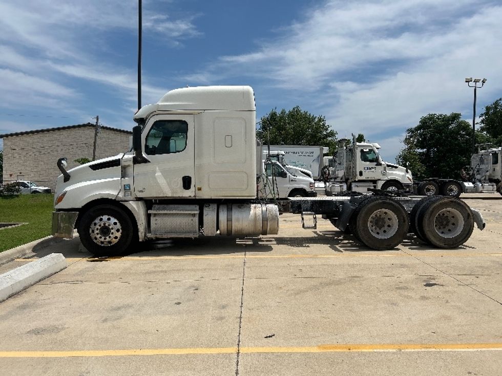 Sleeper Tractor-Heavy Duty Tractors-Freightliner-2020-T12664ST-Round Rock-TX-468,086\n\t\tmiles-$ 17,500 - Image 4