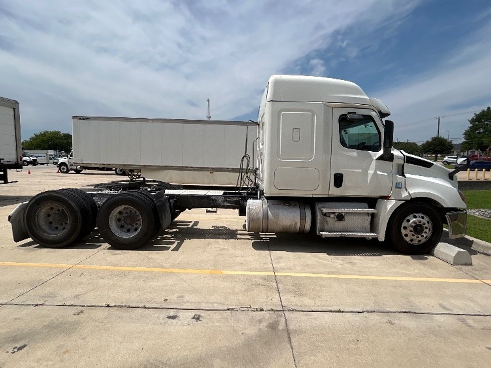 Sleeper Tractor-Heavy Duty Tractors-Freightliner-2020-T12664ST-Round Rock-TX-468,086\n\t\tmiles-$ 17,500 - Image 8