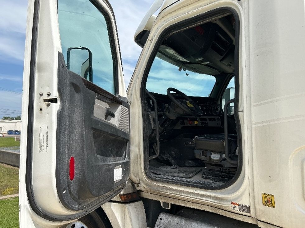 Sleeper Tractor-Heavy Duty Tractors-Freightliner-2020-T12664ST-Round Rock-TX-468,086\n\t\tmiles-$ 17,500 - Image 9