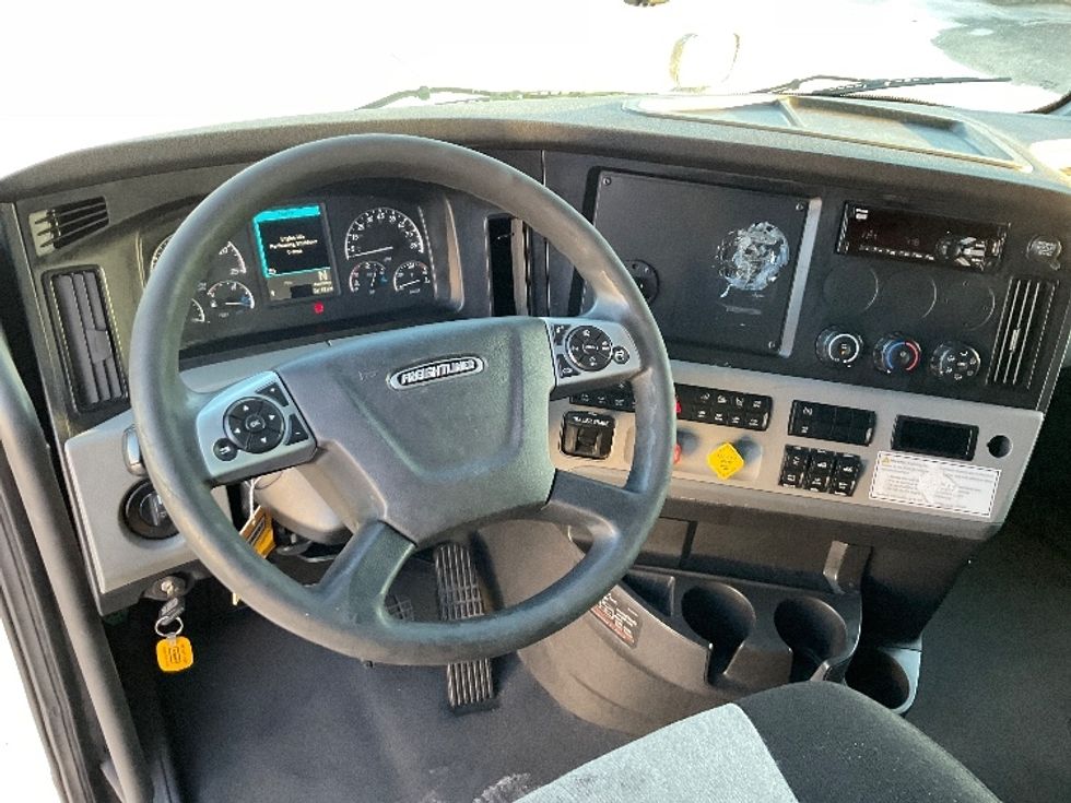 Sleeper Tractor-Heavy Duty Tractors-Freightliner-2020-T12664ST-Round Rock-TX-585,529\n\t\tmiles-$ 57,750 - Image 11