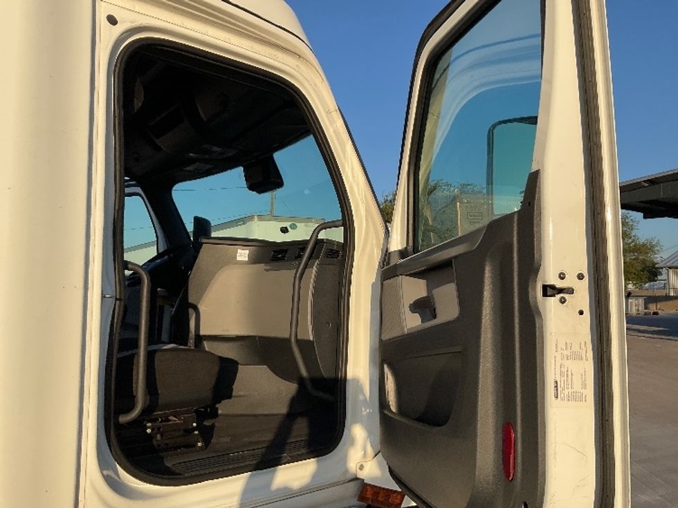 Sleeper Tractor-Heavy Duty Tractors-Freightliner-2020-T12664ST-Round Rock-TX-585,529\n\t\tmiles-$ 57,750 - Image 13