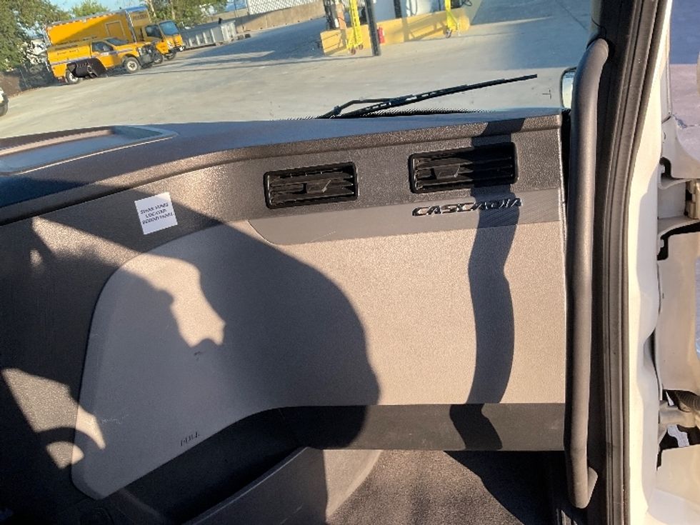 Sleeper Tractor-Heavy Duty Tractors-Freightliner-2020-T12664ST-Round Rock-TX-585,529\n\t\tmiles-$ 57,750 - Image 14