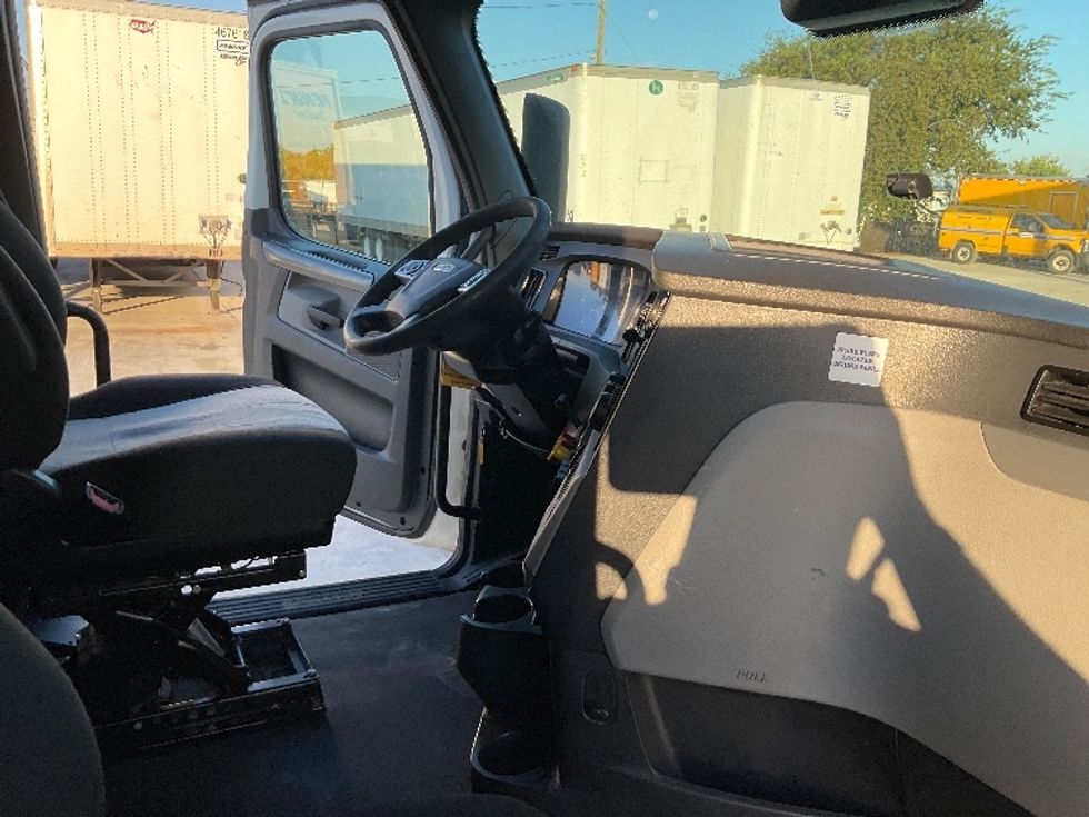 Sleeper Tractor-Heavy Duty Tractors-Freightliner-2020-T12664ST-Round Rock-TX-585,529\n\t\tmiles-$ 57,750 - Image 15