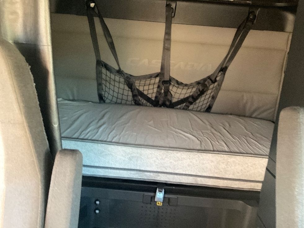 Sleeper Tractor-Heavy Duty Tractors-Freightliner-2020-T12664ST-Round Rock-TX-585,529\n\t\tmiles-$ 57,750 - Image 16