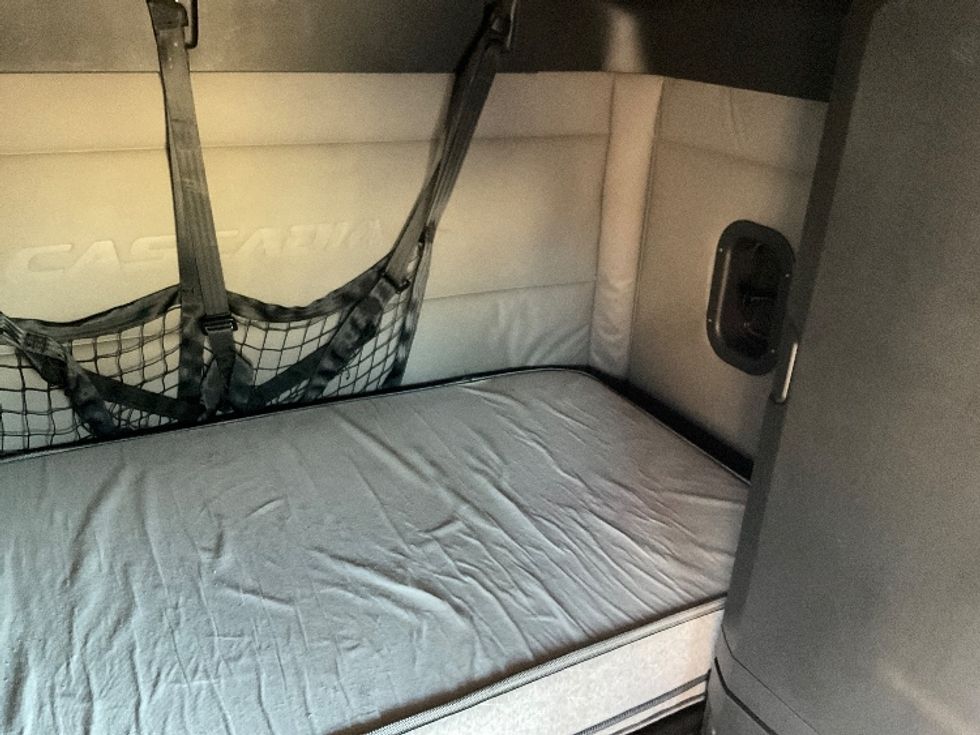 Sleeper Tractor-Heavy Duty Tractors-Freightliner-2020-T12664ST-Round Rock-TX-585,529\n\t\tmiles-$ 57,750 - Image 17