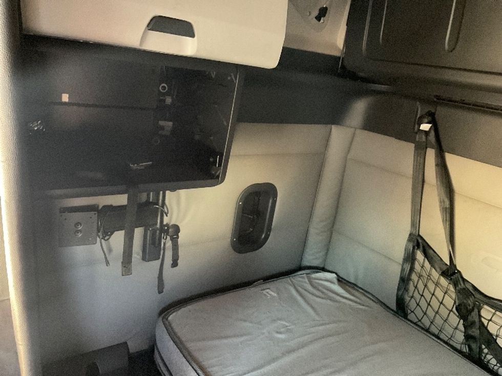 Sleeper Tractor-Heavy Duty Tractors-Freightliner-2020-T12664ST-Round Rock-TX-585,529\n\t\tmiles-$ 57,750 - Image 18