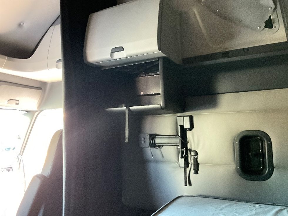 Sleeper Tractor-Heavy Duty Tractors-Freightliner-2020-T12664ST-Round Rock-TX-585,529\n\t\tmiles-$ 57,750 - Image 19