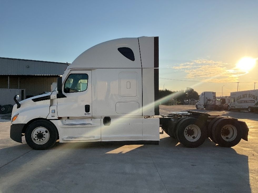 Sleeper Tractor-Heavy Duty Tractors-Freightliner-2020-T12664ST-Round Rock-TX-585,529\n\t\tmiles-$ 57,750 - Image 4