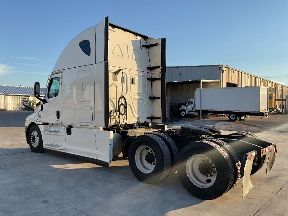 Sleeper Tractor-Heavy Duty Tractors-Freightliner-2020-T12664ST-Round Rock-TX-585,529\n\t\tmiles-$ 57,750 - Image 5