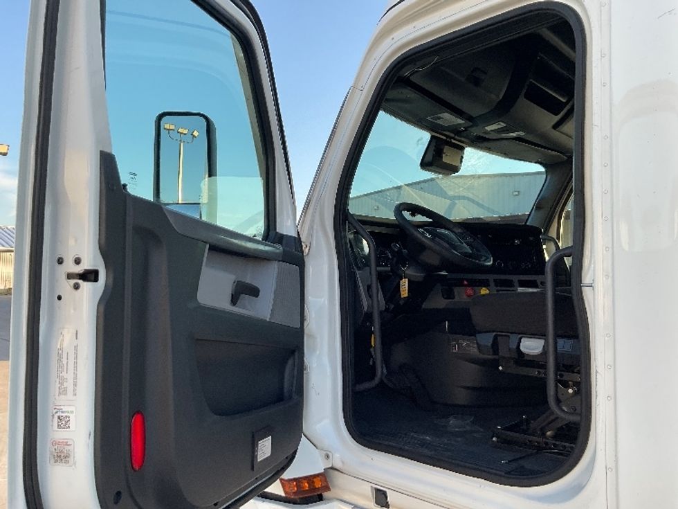 Sleeper Tractor-Heavy Duty Tractors-Freightliner-2020-T12664ST-Round Rock-TX-585,529\n\t\tmiles-$ 57,750 - Image 9