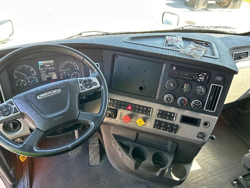 Sleeper Tractor-Heavy Duty Tractors-Freightliner-2020-T12664ST-Saginaw-MI-359,747\n\t\tmiles-$ 70,750 - Image 10